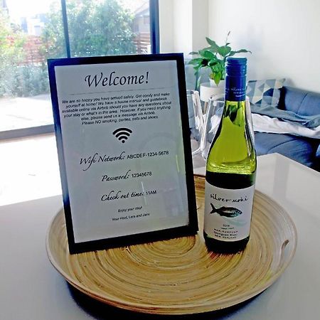 Modern 3 Bedroom Apt With Free Parking, Netflix, Wifi & Welcome Wine By Bnb Pro Melbourne Bagian luar foto