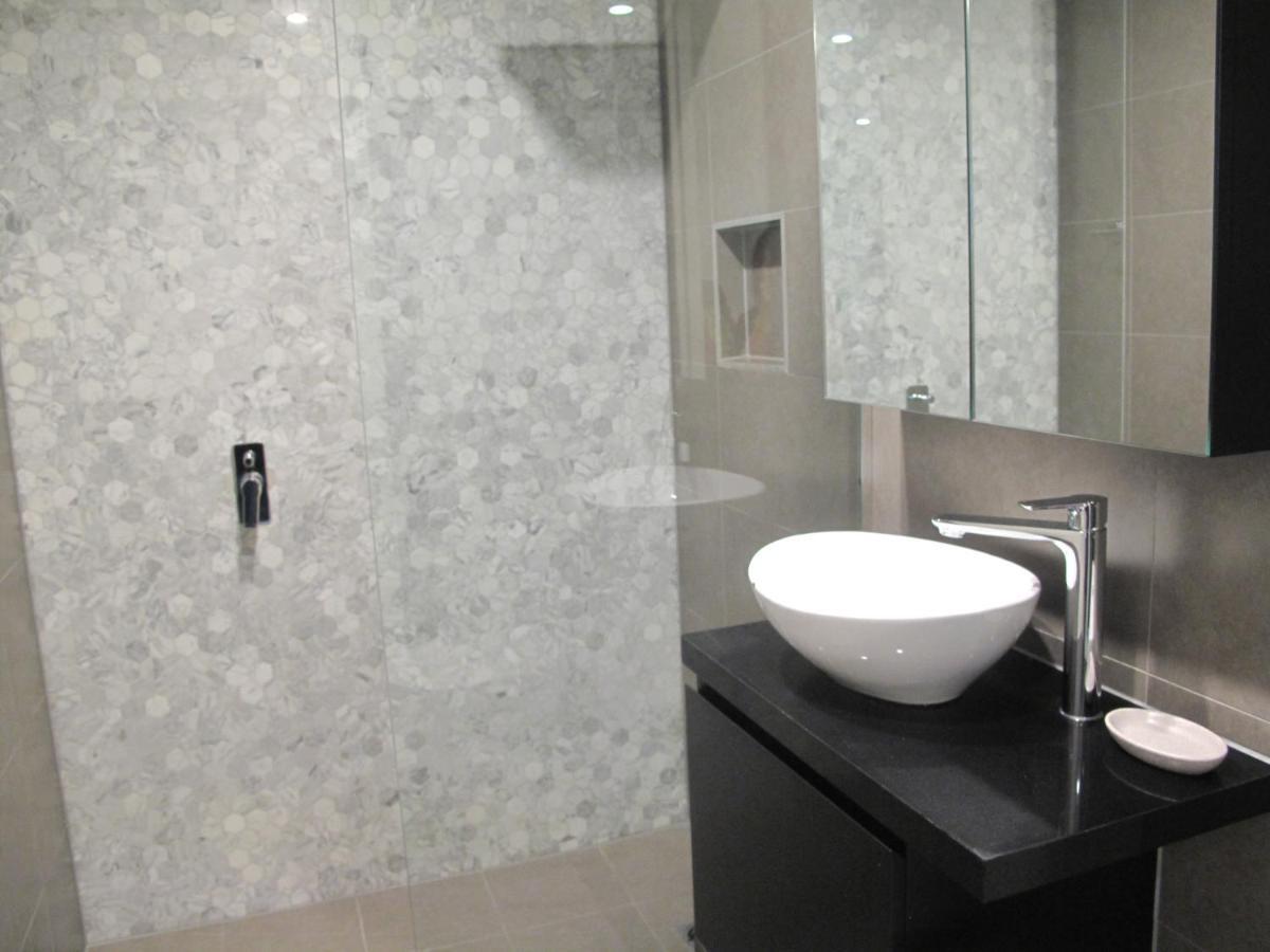 Modern 3 Bedroom Apt With Free Parking, Netflix, Wifi & Welcome Wine By Bnb Pro Melbourne Bagian luar foto
