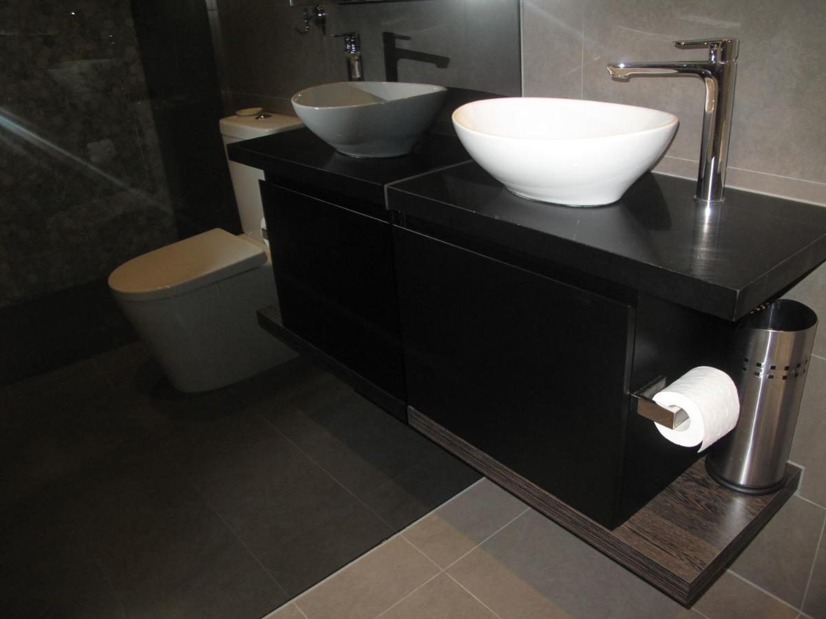Modern 3 Bedroom Apt With Free Parking, Netflix, Wifi & Welcome Wine By Bnb Pro Melbourne Bagian luar foto